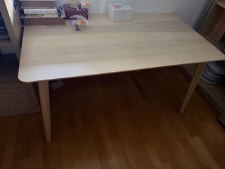 Mesa y estantería