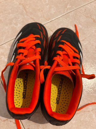 Botas fútbol Adidas Predator Negras y Rojas n.31