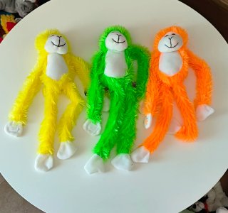3 Monos de Peluche con Velcro