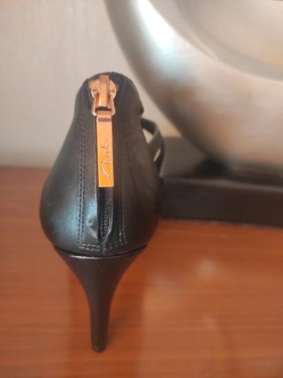 Zapatos de tacón negros con cremallera