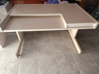Mesa de oficina beige de madera