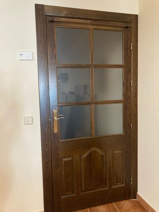 Puerta de madera con cristal