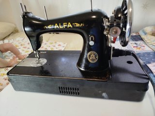 Máquina de coser Alfa negra
