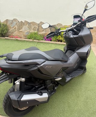 Honda ADV 350 Maxi-scooter Gris
