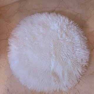 Alfombra redonda blanca peluda