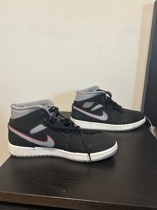 Zapatillas Jordan Negras y Rojas