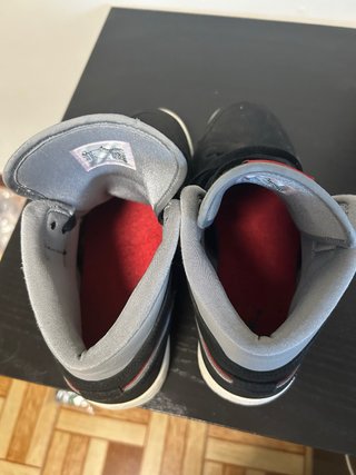 Zapatillas Jordan Negras y Rojas