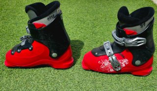 Botas de esquí rojas