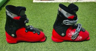 Botas de esquí rojas