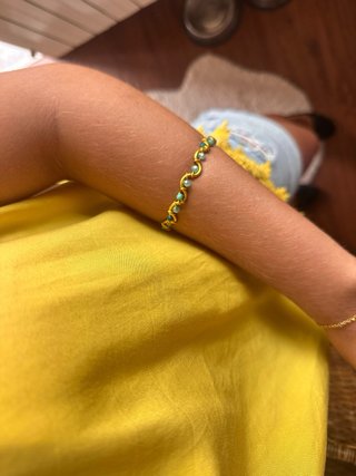 Pulsera artesanal dorada con turquesas