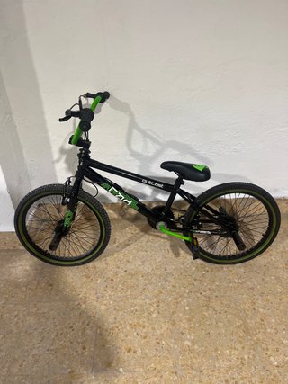 Bicicleta BMX Outcast Negra y Verde