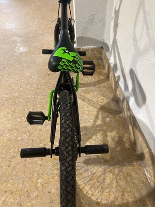 Bicicleta BMX Outcast Negra y Verde