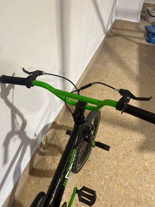 Bicicleta BMX Outcast Negra y Verde