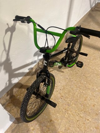 Bicicleta BMX Outcast Negra y Verde