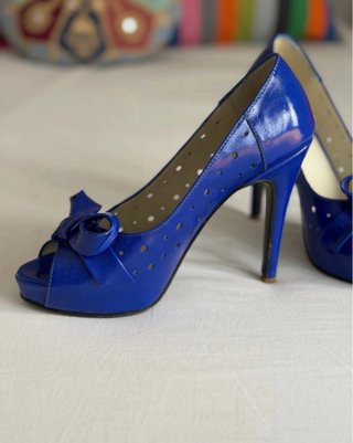 Zapatos de tacón azules de piel