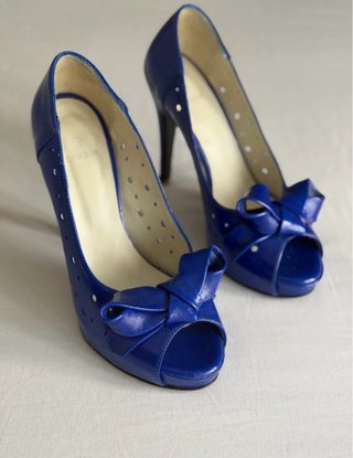 Zapatos de tacón azules de piel