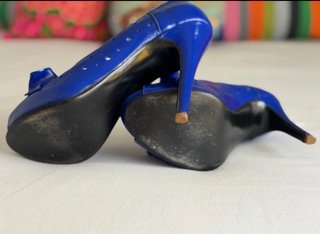 Zapatos de tacón azules de piel