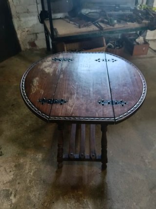 Mesa auxiliar rústica de madera