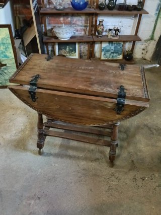 Mesa auxiliar rústica de madera