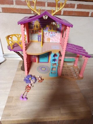 Casa Enchantimals con muñeca y reno