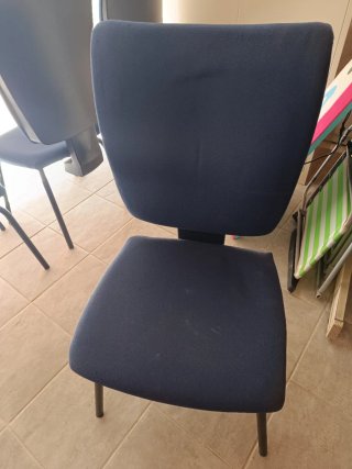 Sillas de oficina rojas y negras