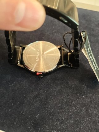 Reloj MVMT Negro con Detalles Rojos