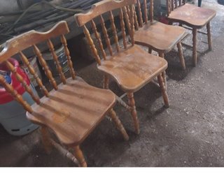 Juego de 4 sillas de madera