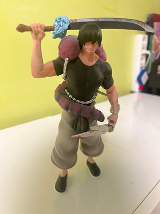 Figura Toji Fushiguro con gusano y espada