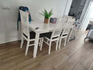 Mesa comedor y 4 sillas blancas