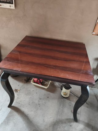 Mesa de madera marrón y negra