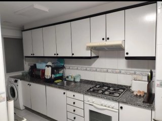 Muebles de cocina blancos y negros