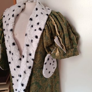 Capa medieval brocada verde y dorada