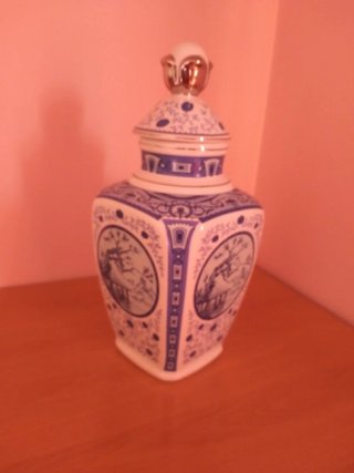 Figura de porcelana azul y blanca