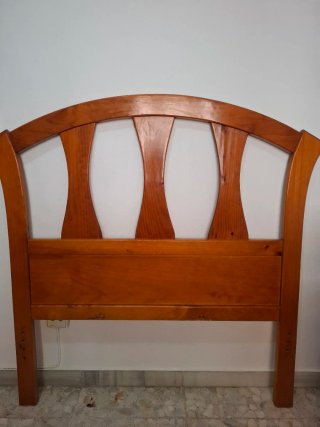 Cabecero de madera marrón