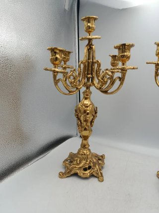 PAREJA DE CANDELABROS DE BRONCE DORADO