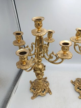 PAREJA DE CANDELABROS DE BRONCE DORADO