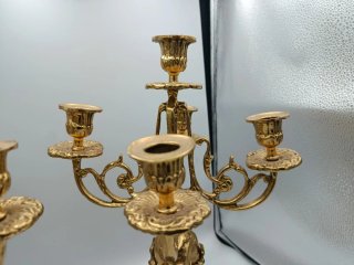 PAREJA DE CANDELABROS DE BRONCE DORADO