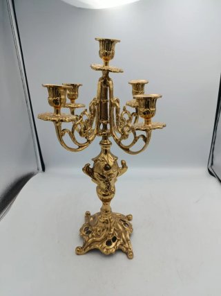PAREJA DE CANDELABROS DE BRONCE DORADO