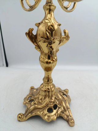PAREJA DE CANDELABROS DE BRONCE DORADO