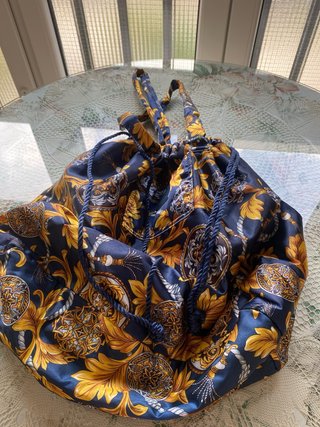 Bolsa de playa azul y dorada