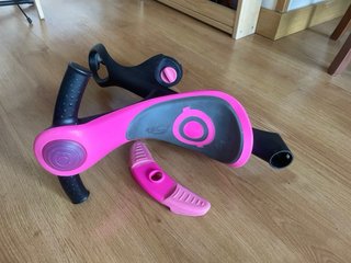 Sillín Patinete Globber Rosa y Negro