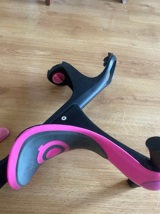 Sillín Patinete Globber Rosa y Negro