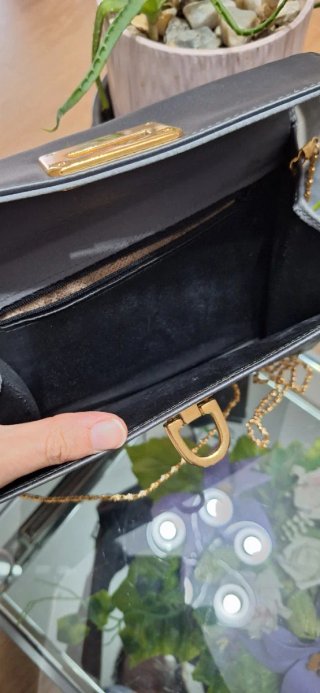 Bolso gris satinado con cadena dorada