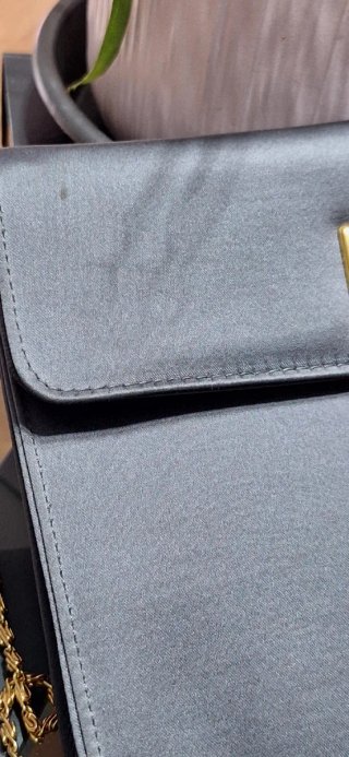 Bolso gris satinado con cadena dorada