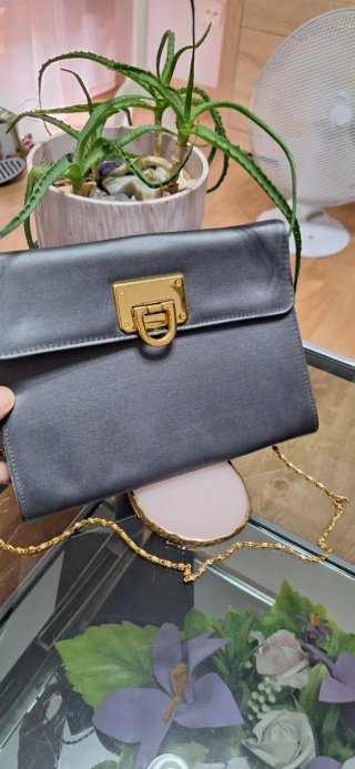 Bolso gris satinado con cadena dorada