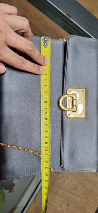 Bolso gris satinado con cadena dorada