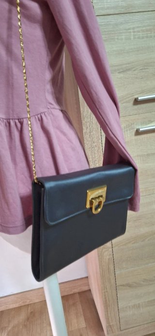 Bolso gris satinado con cadena dorada