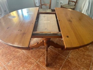 Mesa redonda madera y 6 sillas asiento enea