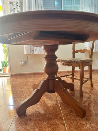 Mesa redonda madera y 6 sillas asiento enea