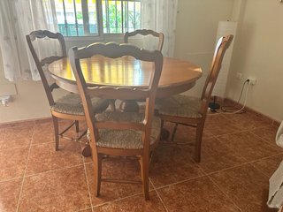 Mesa redonda madera y 6 sillas asiento enea